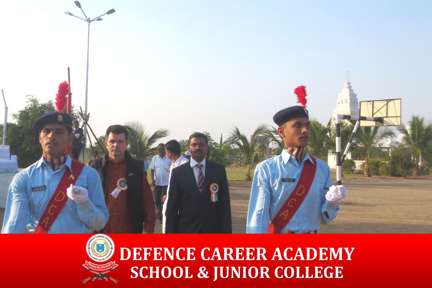student-getting-awards-from-senior-army-top-10-CDS-coaching-centres-in-aurangabad